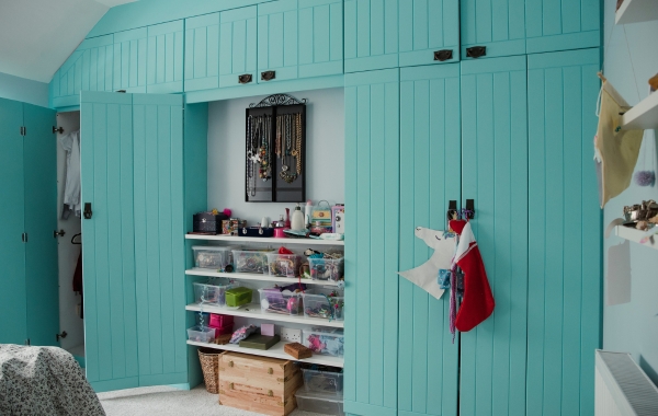 Should fitted wardrobes be the same colour as walls?