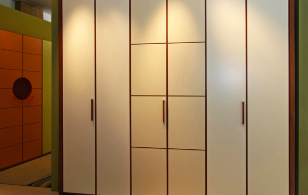 What are the advantages of hinged door wardrobe? 