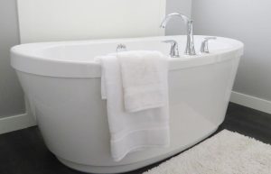 How do I choose a standard bathtub?