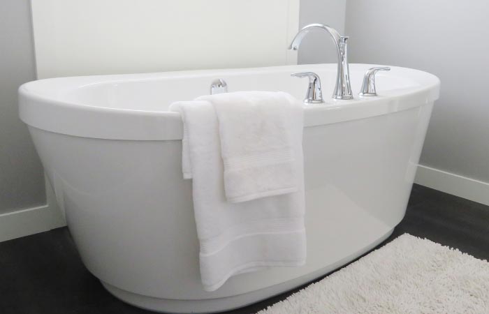 How Do I Choose a Standard Bathtub? 8 Tips to Consider