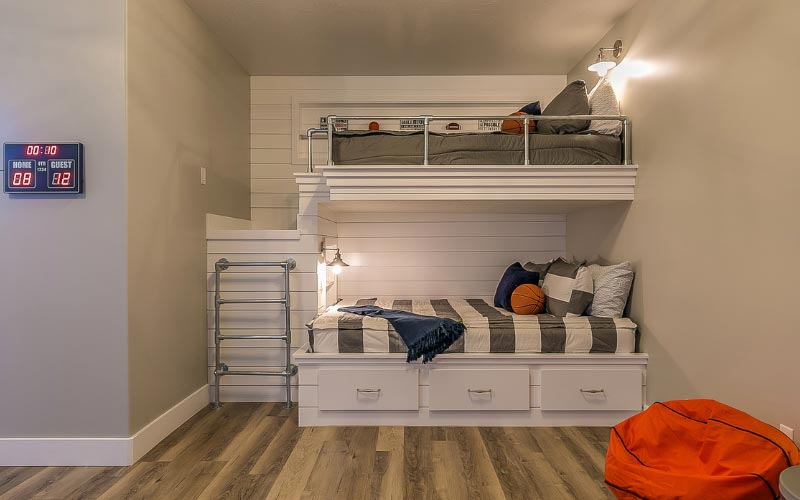 How do you layout a small bedroom?