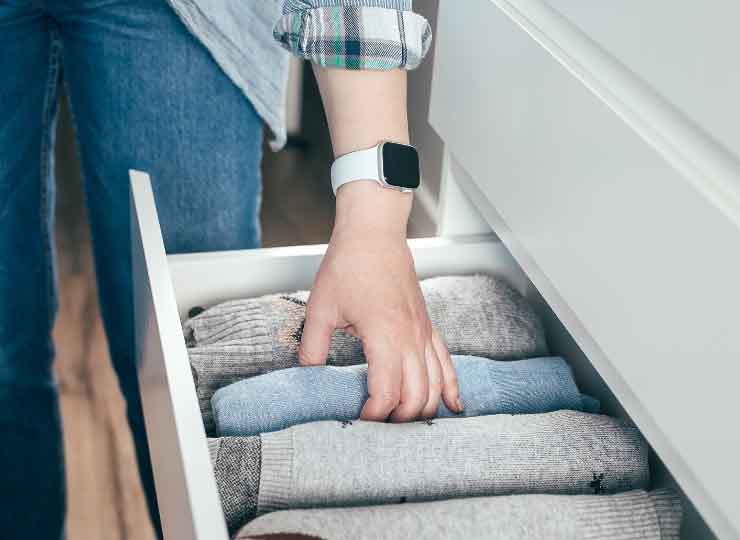 how to declutter your closet